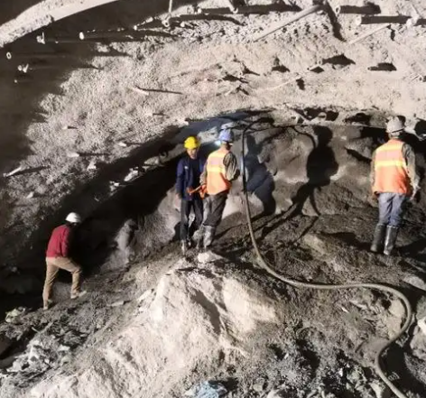 土默特左拱顶带模注浆料的施工流程及注意事项